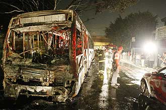 Manifestantes mandaram passageiros descer antes de incendiar ônibus na zona leste de São Paulo; nenhum ocupante ficou ferido 