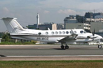 Avião bimotor King Air B350, prefixo PR-MOZ; 14 pessoas que estavam na aeronave morreram na tragédia, informou a Aeronáutica