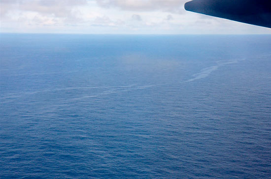 Imagem divulgada pela Aeronáutica em local de buscas ao Airbus mostra mancha de óleo no Atlântico