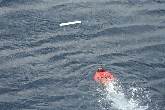 Mergulhador francs da fragata Ventose se aproxima de objeto durante buscas por ocupantes e destroos