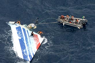 Equipes resgatam destroços do Airbus da Air France no oceano Atlântico; Marinha e Aeronáutica mantêm buscas a vítimas