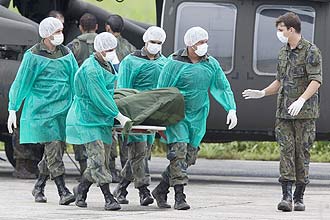 Militares desembarcam em Fernando de Noronha os primeiros corpos de ocupantes do voo 447; identificação será feita em Recife