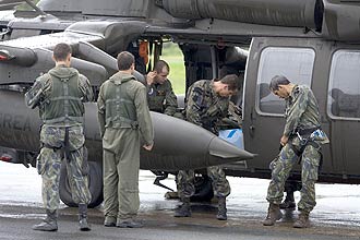 Militares da FAB transportam corpos de ocupantes do voo 447 até Fernando de Noronha; identificação será feita em Recife