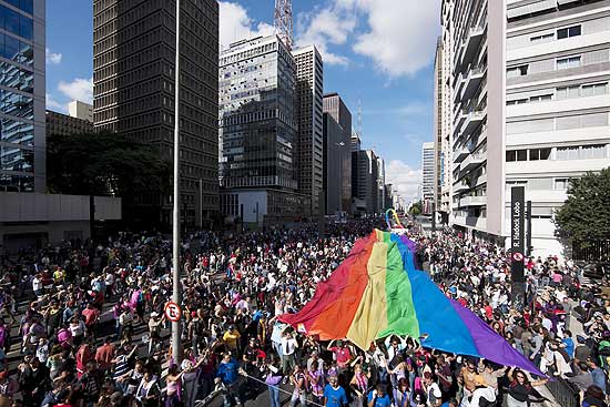 Multido toma a avenida Paulista durante o desfile da 13 Para Gay da cidade de So Paulo, neste domingo