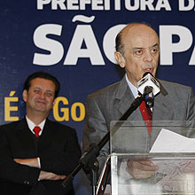 Jos Serra (a frente) diz que  contrrio  antecipao eleitoral no Estado