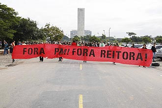 Manifestantes pedem a saída da reitora Suely Vilela e da polícia; reitoria afirma que aumento que grevista pede inviabiliza a USP