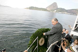 Presidente do Senado francs, Grard Larcher, visita o Rio e joga flores no mar em homenagem aos ocupantes do voo 447