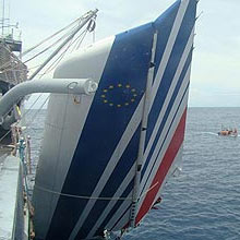 Pedao do avio da Air France resgatado no oceano Atlntico; 228 estavam no voo 447
