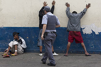 Somente nesta quarta-feira, 244 pessoas foram abordadas pela Polícia Militar, 11 carros e 15 motocicletas foram fiscalizados