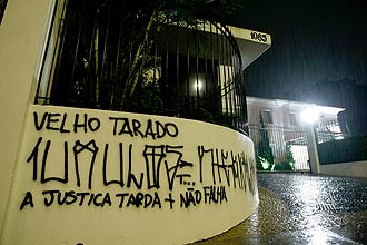 Muro da clínica do médico Roger Abdelmassih, na zona oeste de São Paulo, é pichado; Abdelmassih nega as acusações