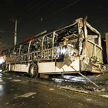 Ônibus são queimados durante protesto na zona norte de SP; crianças ficam isoladas