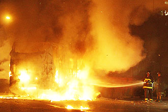 Manifestantes ateiam fogo em veículos em protesto contra morte de garota em favela de SP; bombeiros são recebidos a pedradas