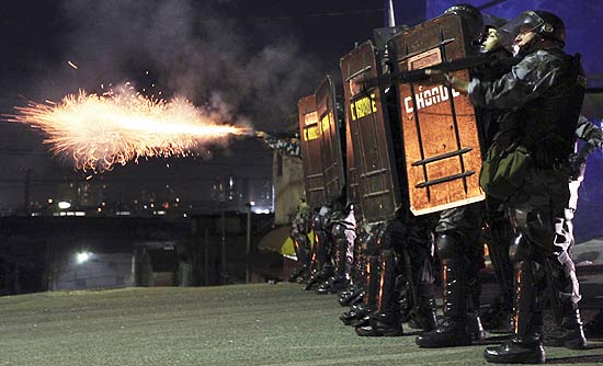 Polícia entra em confronto com moradores da favela de Heliópolis, em SP, durante protesto contra morte de jovem