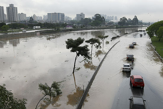 Rio Tiet (foto) transbordou devido  chuva e complicou o trnsito em SP; CET suspendeu o rodzio  tarde