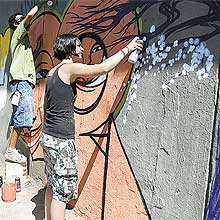 Manifestantes pintam muro da avenida 23 de Maio como forma de protesto contra Kassab