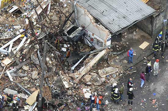 Exploso em loja de artifcios deixou dois mortos, 12 feridos e destruiu quatro casas em Santo Andr (SP)