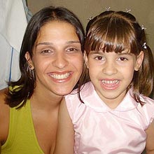 Ana Carolina Cunha de Oliveira e a filha, Isabella, 5, que caiu do sexto andar de prédio