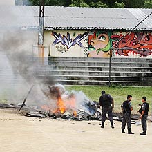Traficantes derrubam helicptero na zona norte do Rio; dois policiais morrem na queda