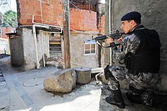 Policiais militares mantm ocupao de favelas na zona norte do Rio; confrontos entre traficantes e PMs j mataram 25 pessoas