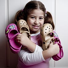 Gabriela, 4, que esfolou o joelho após "grudar" os pés no escorregador 