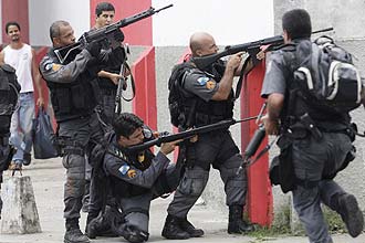 Policiais realizam operação em diversas favelas da zona norte do Rio; guerra do tráfico causa pânico entre moradores