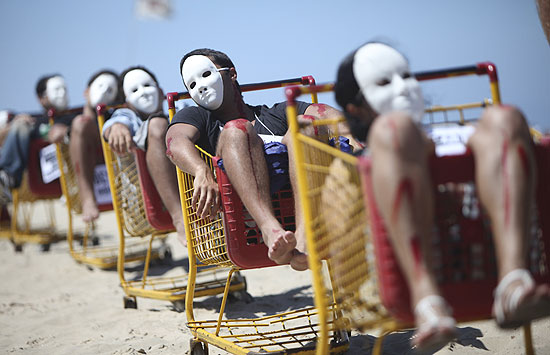 Manifestantes fazem protesto contra a violência na praia de Copacabana, no Rio; confrontos deixaram 42 mortos