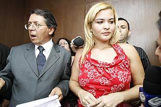 A estudante Geisy Arruda e o advogado Nehemias Melo; advogado entrará com ação para que aluna conclua o semestre na Uniban