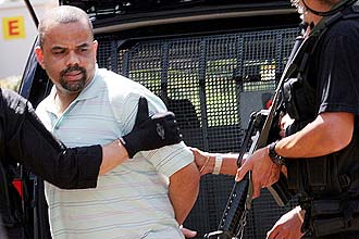 O traficante Luiz Fernando da Costa, o Fernandinho Beira-Mar, chega escoltado  sede da Polcia Federal, em Braslia
