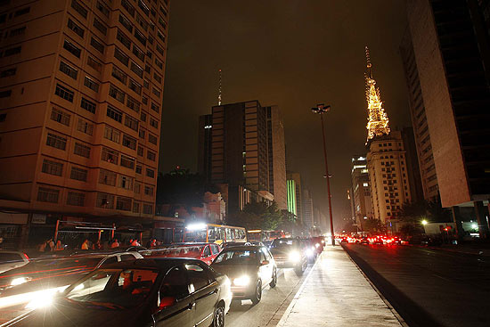 Luzes de carros iluminam a avenida Paulista, em São Paulo, atingida por apagão em 2009