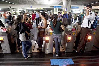 Metrô de São Paulo para de funcionar devido à blecaute; apagão deixa usuários presos dentro de trens da CPTM na capital paulista
