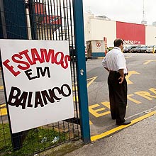 Aviso em frente à unidade do Extra na zona oeste de São Paulo; local será reaberto