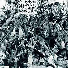 Multido com faixas e cartazes durante manifestao para o impeachment do presidente Fernando Collor de Mello, em So Paulo (SP). (So Paulo (SP), 25.08.1992. Matuiti Mayezo/Folha Imagem. Negativo: 10153.92)