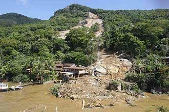 Deslizamentos de terra causam mortes em Angra dos Reis; prefeitura faz balanço de vítimas e decreta luto de três dias