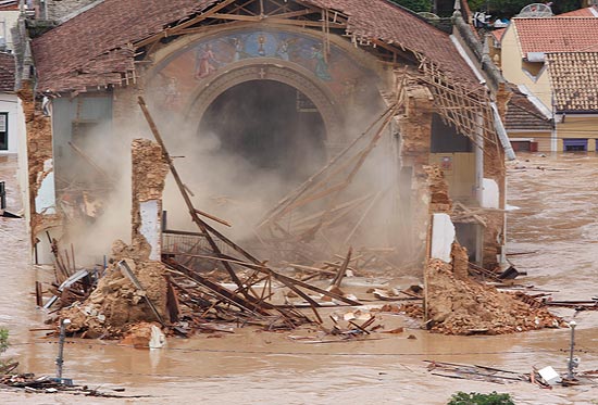 Enchente deixa So Luiz do Paraitinga debaixo d'gua; prdios histricos na cidade ficaram danificados