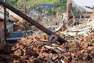 Escombros da igreja matriz, destruda pela chuva em So Luiz do Paraitinga; centro histrico da cidade ficou totalmente alagado