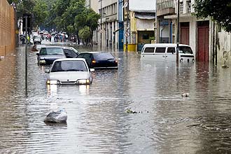 Veculos param em alagamento na regio de Santa Ceclia, centro de So Paulo; chuva alaga ruas e prejudica trnsito na cidade