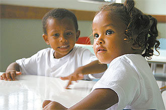 Vitória Vieira, 3, na creche do Espaço de Desenvolvimento Infantil na favela Parque Alegria, onde mora, no centro do Rio de Janeiro