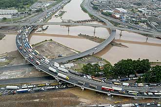 Com alagamentos causados pela chuva, motorista enfrentou lentido na chegada a So Paulo pela rodovia Castello Branco