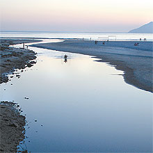 Riacho em praia de São Sebastião; 46% dos cursos d'água da cidade foram reprovados
