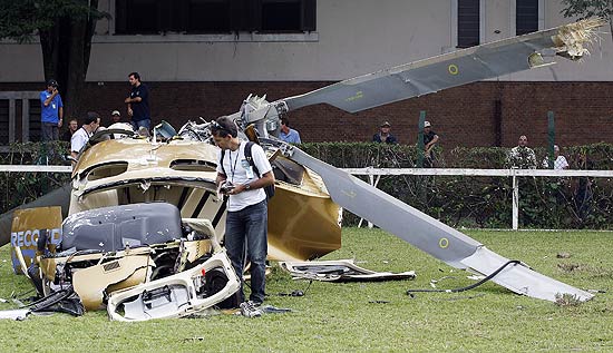 Helicptero da Record cai em gramado no Jockey Club; piloto morre e cinegrafista fica gravemente ferido