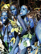 No Rio, no Bloco Cordo do Boitat, fantasiado de povo Navi lembram "Avatar"