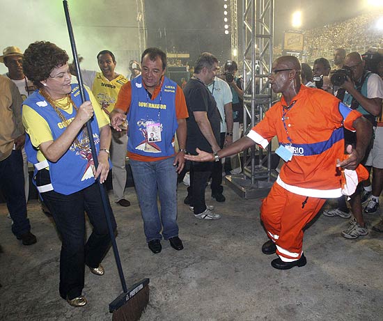 Ministra Dilma Rousseff samba com o gari Gilson Lopes na Sapucaí, durante desfiles do Grupo Especial