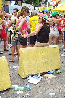 Ruas de Olinda ficam cheias de lixo aps passagem de blocos de Carnaval