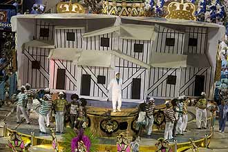 Carro alegórico "O Morro tem vez" com casas que se transformavam em um instrumento de percussão durante o desfile