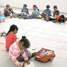 Alunos de escola estadual de SP se sentam no chão, devido à falta 
de carteiras