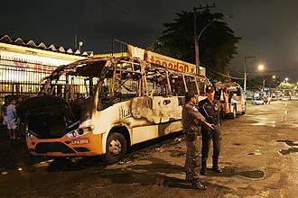 Ataque a micro-ônibus no Rio deixa pelo menos 12 pessoas feridas;  agressão foi represália à prisão de traficante, segundo a polícia