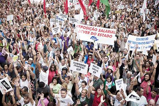 Professores da rede estadual de SP votam pela realizao de greve; assembleia ocorreu na praa da Repblica