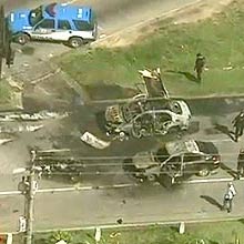 Carros ficam destrudos aps exploso no Rio; rapaz morreu e pai ficou ferido