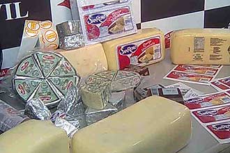 Peas de queijo de marca inferior ( esquerda) eram lavadas e recebiam novos rtulos falsificados da empresa San Remo