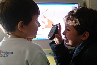 Remo (à dir.), 3, e o colega Felipe, durante a aula de informática  na escola Materna, em São Bernardo do Campo, na Grande SP